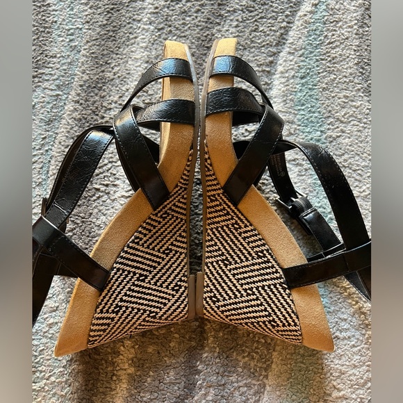 Aerosoles Women’s size 9 Black wedge sandal - Picture 2 of 5